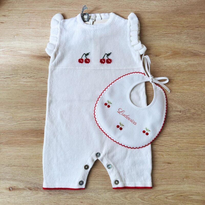 Pagliaccetto in filo neonato ciliegine puro cotone Bio con bavaglino personalizzato