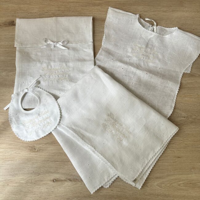 Set Battesimo personalizzato quattro pezzi in puro lino ricamato