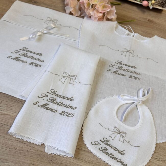 Componi il tuo Set battesimo personalizzato in lino fiocco Tortora